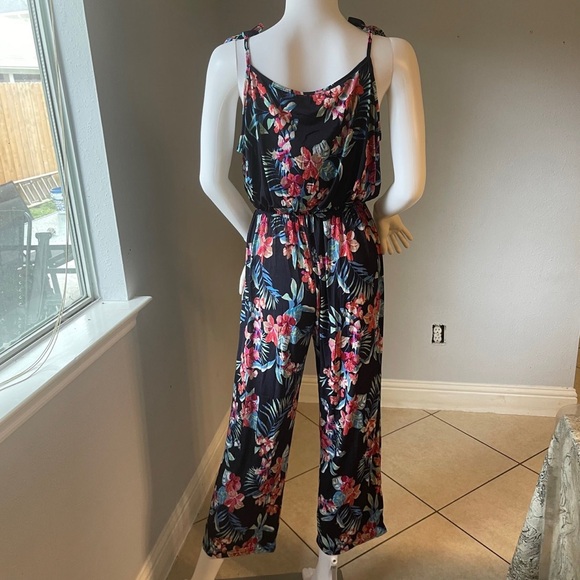 Dark Navy New Women’s Floral Tropical Jumpsuit size
XL
For Size 14
New - Picture 5 of 9